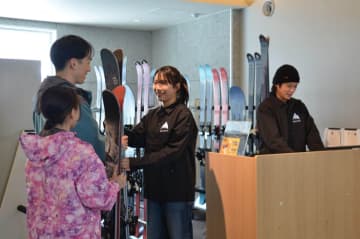 スキー場で板や用具を預る「スキーバレー」　ニセコ東急 グラン・ヒラフで導入