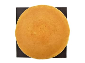 はみでるほど大きな厚みのある板チョコとミルクホイップをパンケーキではさんだ! セブン‐イレブンが「7P はみだす板チョコパンケーキ 1個入」を発売