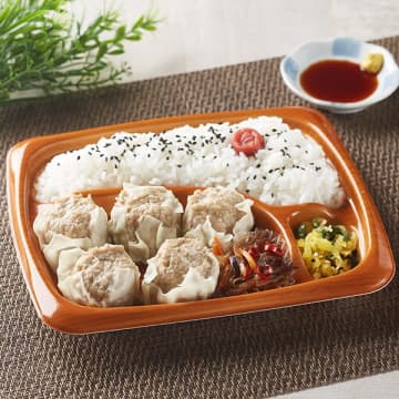 鶏肉・豚肉・玉ねぎ・ごま油など使用のシュウマイを5個盛り付けたお弁当! ファミリーマートが「ごま油香る！シュウマイ弁当」を発売