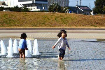 「12月半ばに水遊びなんて」　千葉県内、師走に夏日　横芝光で26.2度、10地点で観測史上最高　船橋では水場で遊ぶ子どもの姿