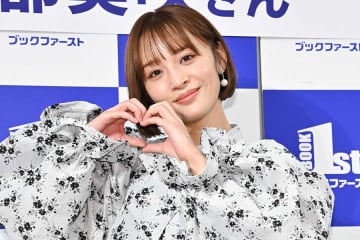 神部美咲、自慢の美脚際立つ衣装でイベントに登場　スタイルキープのため3食“サバのみそ煮”生活