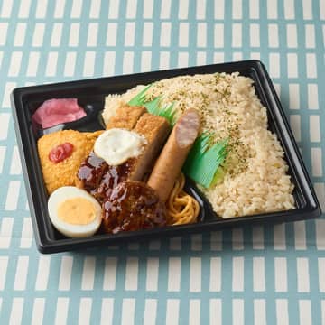 大盛ピラフとハンバーグ・コロッケ・メンチカツ・ウインナー・ゆで卵など人気おかずを詰め合わせたボリューミーなお弁当が税込598円! ファミリーマートが「大盛ピラフ ボリュームミックス弁当」を中国・四国限定発売