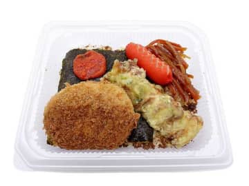 ちくわの磯辺揚げや、赤ウインナー、コロッケなどをのせた、おかかたっぷりな海苔弁当のミニサイズ! セブン‐イレブンが「おかかたっぷりミニのり弁当」を発売