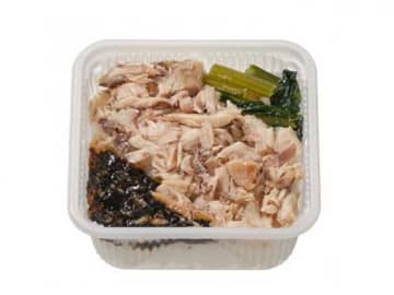 香ばしく焼き上げた、あじのほぐし身と海苔佃煮と小松菜をご飯にのせて税込302円! セブン‐イレブンが「一膳ごはん あじほぐし」を発売