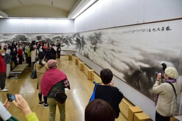茂原市立美術館・郷土資料館の展示会場の大きさに合わせて制作された大作「雄原大地」。この場所から見ると雲が動いているように見える＝同館