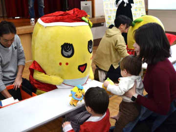 ふなっしーサンタ、クリスマス会にサプライズ登場　船えもんと共演　はしゃぐ子どもたちにプレゼント