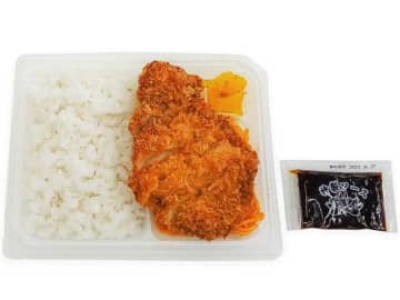 とんかつ、白ご飯、ナポリタン、漬物で919kcal! セブン‐イレブンが「豚ロースとんかつ弁当」を税込658円で発売