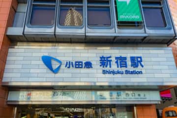 寝過ごした！新宿から小田急線の始発に乗ったのに「起きたらまた新宿」　