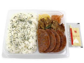 ソーセージステーキと牛焼肉が入った959kcalのボリューム弁当! セブン‐イレブンが「ソーセージステーキ＆牛焼肉弁当」を発売