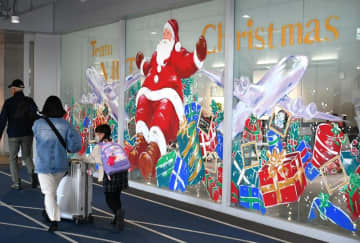 成田空港クリスマス一色　イラスト、見送り…　サンタあちこちに