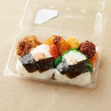 鮭とツナマヨのおむすびと唐揚げ、ハンバーグ、コロッケ、玉子焼き、赤ウインナー、ナポリタンがセットで税込398円! ファミリーマートが「おむすびセット(鮭・ツナマヨネーズ)」を関東限定発売