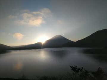 2024年「初日の出」神秘的すぎる「後光がさす」富士山の絶景スポット「現地レポ」