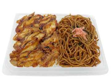 焼きそばをおかずに鶏めし! W炭水化物で茶色い960kcalのお弁当! セブン‐イレブンが「鶏めし＆焼きそば弁当」を本日26日(火)発売