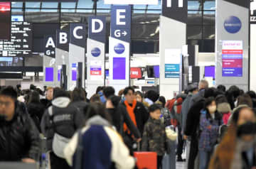 成田空港、出国ラッシュ　水際対策の撤廃後初めての年末年始　114万人利用見通し