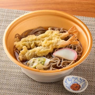 年越しそばにも! 石臼挽そば粉使用の香り立ちの良いそばに海老天2本をのせた! ファミリーマートが「だし香る海老天そば」を発売