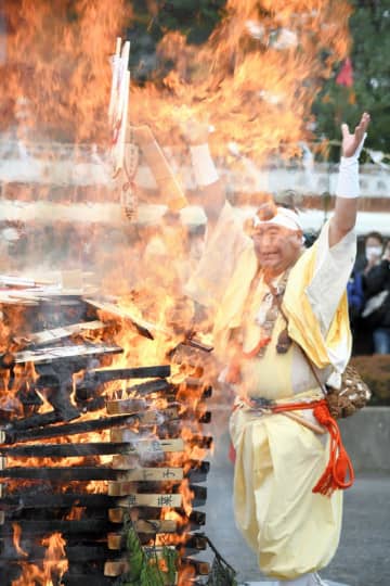 お札3万体お焚き上げ　成田山新勝寺　1年の御利益に感謝