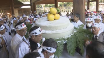         年の瀬恒例　熱田神宮で大鏡餅の奉納　名古屋      