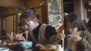         大みそか 甲府市の老舗そば店に年越しそば求め行列 山梨      