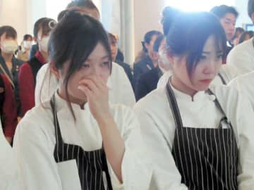 浦安ホテル「東京ベイ東急」営業終了　お別れセレモニー、涙ぐむ従業員も　最後の宿泊客を見送り