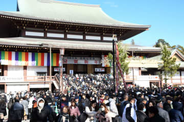 成田山新勝寺、初詣客にぎわう　参道にまで長蛇の列　担当者「コロナ禍前を上回る勢い」　1年の平穏願い手を合わせ