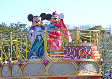 和服ミッキー＆ミニーと新年お祝い　ディズニーで正月イベント　新アンバサダーお披露目も