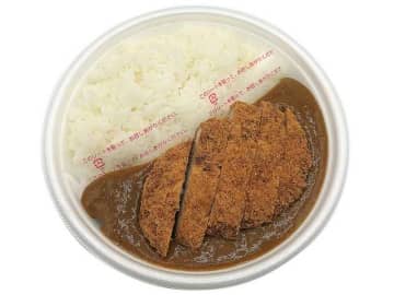 野菜と果実の甘みが溶け込むカレーソースに、ロースカツをどーんとのせて926kcal! セブン‐イレブンが「期間限定 ロースカツカレー」を本日4日(木)発売