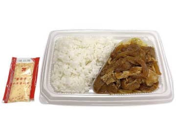 にんにくや塩麹で漬け込んだ豚肉にすりおろしリンゴや玉ねぎの旨みを加えた豚焼肉弁当が税込421円! セブン‐イレブンが「豚焼肉弁当(唐辛子マヨネーズ)」を発売