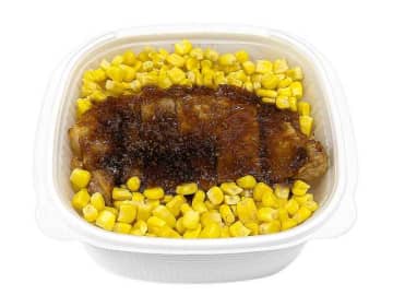 柔らかなポークステーキとコーンを盛り付け、ガーリックライスと組み合わせた! セブン‐イレブンが「ポークステーキ＆ガーリックライス」を発売