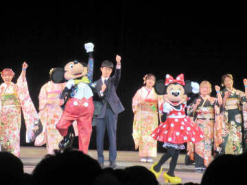 ディズニーシーで「二十歳の集い」　ミッキーやミニーら客席に！交流4年ぶり復活　浦安市成人式、出席率過去最高