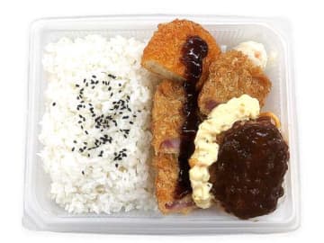 ハムカツ、ハンバーグ、コロッケの茶色いおかずに甘辛ソースとタルタルをかけて931kcalのボリューム弁当! セブン‐イレブンが「2種ソースのハムカツ＆ハンバーグ弁当」を本日9日(火)発売