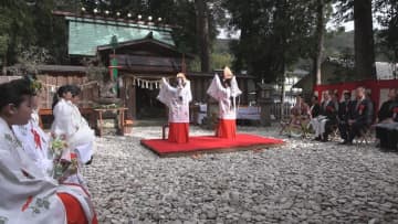         さんま寿司を食べて子供の健やかな成長と安産を祈願　三重・熊野市　産田神社      
