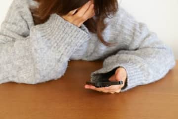結婚式の写真を届けに行こうとしたら「あーポストに入れといて」冷たい態度の友人と絶縁