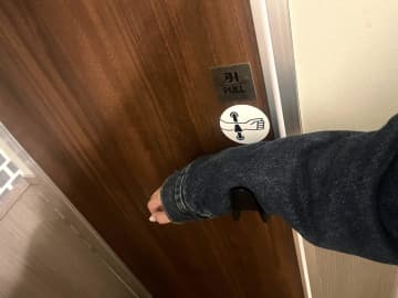 「こういう仕組みを求めてた」トイレ後に手を使わずに開けられる話題のドア、実際に試してみた。