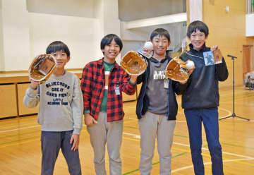 「野球しようぜ」大谷グローブに児童感激　市立船橋小で寄贈式　早速キャッチボールも