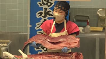         関東のスーパーで宇和島水産高校「フィッシュガール」がマグロ解体を披露      