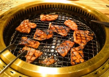 焼き肉屋で壊れた友情　「何人前も注文して一人で食べ、嫁へのお弁当も注文」→会計は「割り勘」する友人