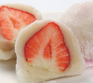 「りくろーおじさんの店」が今年も「いちご大福」をいちご美味しい季節限定販売! 手作り白あんとあふれる果汁、もちもち食感の甘い誘惑～2店舗では店内キッチンで作りたてのやわらかもちもちを味わえる!