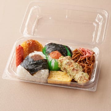 おかかと明太子のおむすび、焼そば、ちくわ磯辺天、コロッケ、赤ウィンナー、厚焼き玉子を詰め込んで税込390円! ファミリーマートが「【東海】おむすび&焼そばセット」を本日16日(火)発売