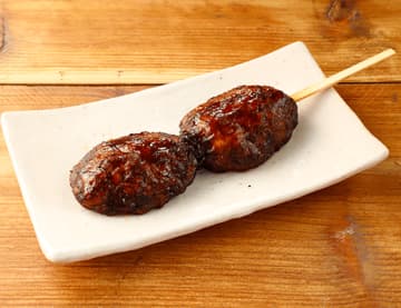直火で焼いた、ふっくらやわらかハンバーグをワンハンドで食べられる! ローソンが「ハンバーグ串」を発売