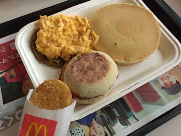 マクドナルドが「ビッグブレックファスト」「スパビー」「ワッフルコーン」「ヨーグルト」「ホットティー」などを明日23日(火)販売終了
