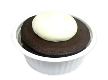 加温するとチョコがとろける! セブン‐イレブンが「温めて食べる4層仕立てのフォンダンショコラ」を発売～ココア生地にチョコクリームをはさみ上にはホワイトチョコクリームをトッピング