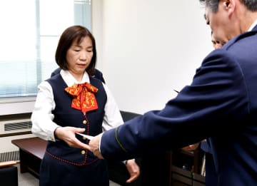 「友人のために病院に関するお金を…」80代客の詐欺被害防止　千葉銀行員に感謝状　香取署