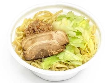 国産小麦粉使用のもっちり熟成麺たっぷり約350g! にんにくが効いた醤油だれと背脂でパンチある999kcalのまぜそばが税込540円! セブン‐イレブンが「麺たっぷり 背脂醤油まぜそば」を本日24日(水)発売