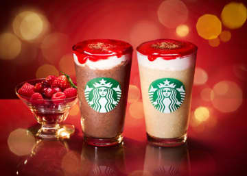 艶やかなベリーのソースの深紅と金粉をまとった! スターバックスが「ルージュ オペラ フラペチーノ/ホワイト オペラ フラペチーノ」を発売～3種のベリーのグラサージュが華やかな2つの“オペラ”が登場