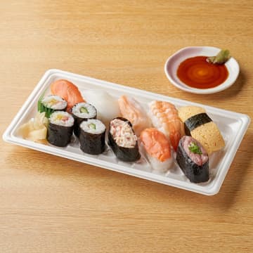 銀鮭握り・やりいか握り・トロハラス握り・海老握りなど9種類のお寿司を盛り合わせて税込698円! ファミリーマートが「鮨盛り合わせ」を発売