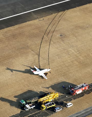ニュース画像：着陸時に滑走路から逸脱した小型ジェット機＝28日午後4時24分、大分空港（共同通信社ヘリから）