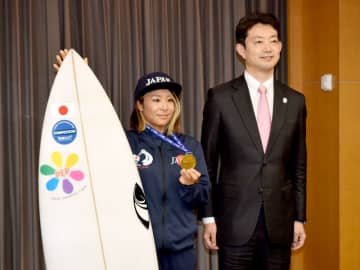 パラサーフィン池上選手（いすみ）　世界大会V熊谷知事に報告　「次は全日本」頂点狙う