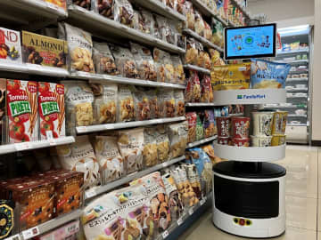 ファミマ、ロボット掃除機を導入 ついでに商品も陳列