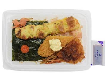 竹輪の磯辺揚げ、ソース付けしたコロッケ、白身フライなどの定番具材を盛りつけて税込496円! セブン‐イレブンが「のり弁当」を発売