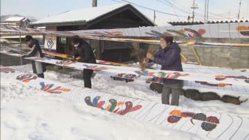         高山祭を彩る　祭り衣装の「寒ざらし」作業　冷え込みが厳しいほど顔料の光沢が出て鮮やかさが増す　岐阜・高山市      